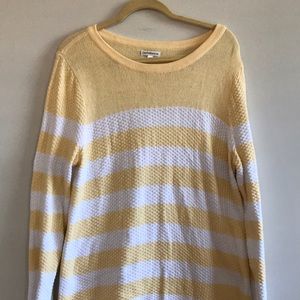 Oversized warm sweater. Yellow and white stripes.